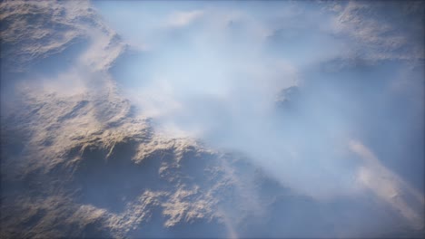 Entfernte-Bergkette-Und-Dünne-Nebelschicht-über-Den-Tälern